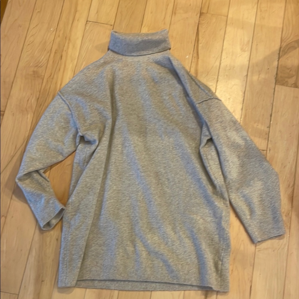 Gray Turtleneck Sweater with Long Sleeves and Relaxed Fit